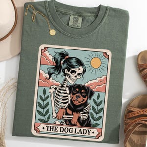 Chemise pour femme maman chien squelette, chemise carte de tarot rottweiler, t-shirt femme chien, t-shirt gothique amoureux des chiens, chemise maman rottweiler Halloween