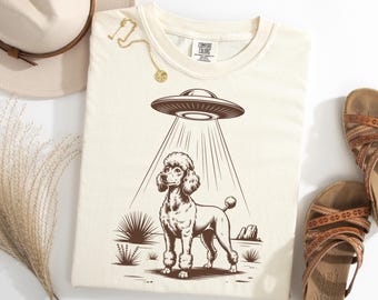 プードルのエイリアン誘拐Tシャツ、プードル愛好家のためのUFO犬Tシャツ、面白い宇宙犬シャツ、エイリアンギャラクシー子犬グラフィックTシャツ、ウエスタン
