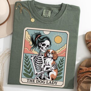 Chemise pour femme maman chien squelette, chemise de carte de tarot Cavalier King Charles, t-shirt The Dog Lady, T-shirt gothique amoureux des chiens, chemise Halloween Cavalier