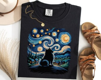 Puede incluir: Camiseta negra con una colorida ilustración de un perro contra un cielo estrellado, al estilo de Van Gogh. También se ven un collar dorado y sandalias marrones.