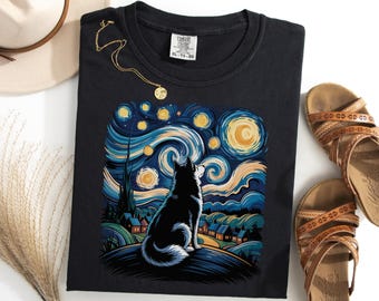 Puede incluir: Camiseta negra con un diseño de perro en una escena de noche estrellada, al estilo de Van Gogh. También se ven un collar dorado y sandalias marrones. La camiseta está etiquetada XL-TG.