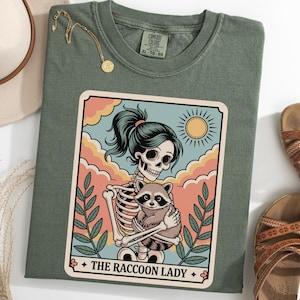T-shirt femme raton laveur, chemise carte tarot squelette, t-shirt Halloween femme, chemise style vintage amoureux des animaux, cadeau raton laveur pour elle