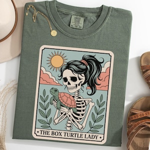 Maglietta con i Tarocchi dello Scheletro, Maglietta "La Signora Tartaruga Scatola", Maglietta con Grafica di Halloween, Regalo per gli Amanti della Natura, Regalo per gli Amanti delle Tartarughe, Per Lei, Donna