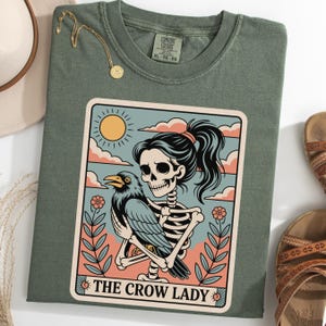Krähe Dame T-Shirt, Skelett hält Krähe T-Shirt, lustiges Vogel Mama Shirt, Halloween Raben Liebhaber Geschenk, gruseliges Vogel T-Shirt, Witchy Crow Besitzer T-Shirt