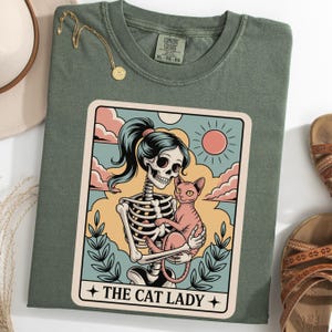 Sphynx die Katzendame T-Shirt, Skelett hält Katzent-stück, lustiges haarlose Katzenmutter Shirt, Katzenliebhaber Geschenk, Halloween Tarot Karte Haustier Besitzer Shirt