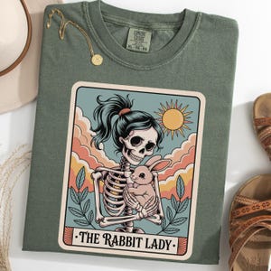 Camiseta "La Dama Conejo Esqueleto", camiseta gráfica de Halloween, camiseta con carta del tarot, regalo para mamá conejo, regalo para amantes de los animales, regalo para mujer.