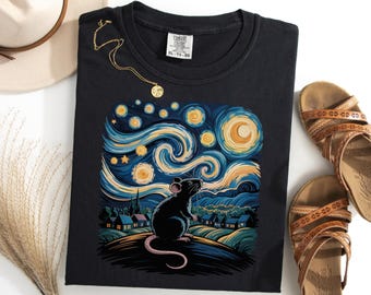 Könnte beinhalten: Schwarzes T-Shirt mit einer Rattenillustration, inspiriert von Van Goghs "Sternennacht". Das Design zeigt wirbelnde Sterne und einen Mond. Eine goldene Halskette und braune Sandalen sind ebenfalls zu sehen. Das T-Shirt ist mit XL-TG gekennzeichnet.
