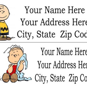 Könnte beinhalten: Zwei Schwarzweiß-Cartoons der Peanuts-Charaktere Charlie Brown und Linus mit dem Text "Your Name Here Your Address Here City, State Zip Code" unter jedem Bild.