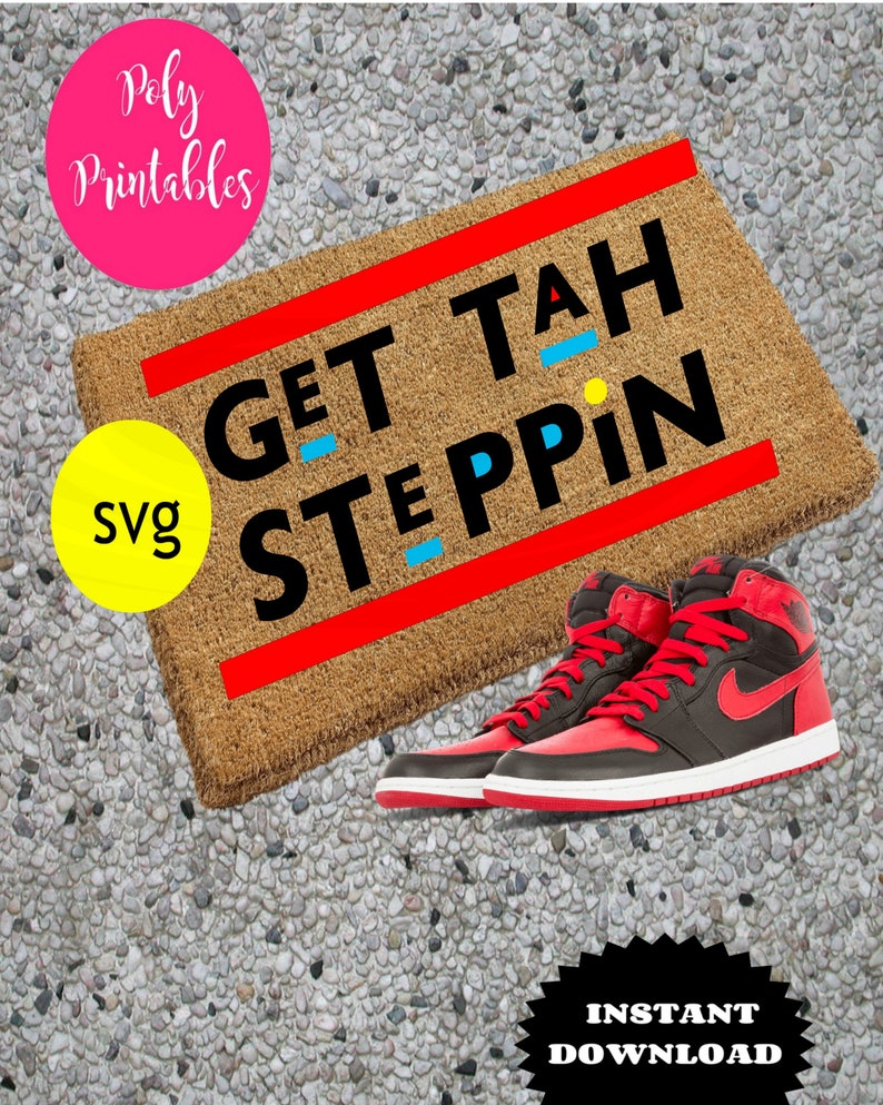 Puede incluir: Una alfombra de bienvenida marr&oacute;n con el texto "GET TAH STEppin" en letras negras con acentos rojos y azules. La alfombra est&aacute; sobre un fondo gris con un par de zapatillas rojas y negras.