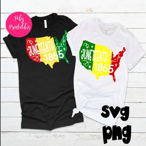 Puede incluir: Dos camisetas con un diseño gráfico del mapa de los Estados Unidos en rojo, amarillo y verde. El mapa tiene las palabras "Juneteenth 1865" escritas en él. Las camisetas son negra y blanca.