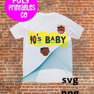 Puede incluir: Una camiseta blanca con un rectángulo amarillo que dice "90's BABY" en letras negras y azules. Hay dos caras de dibujos animados en la camiseta, una con un afro negro y un bigote y la otra con una barba blanca y un sombrero azul. La camiseta está sobre un fondo de pared de ladrillo.