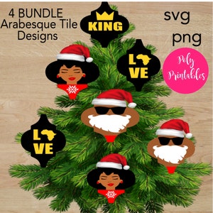 Puede incluir: Cuatro adornos navideños con una pareja afroamericana, Papá Noel y la palabra "LOVE" en un diseño de azulejos arabescos en negro y dorado. Los adornos están decorados con gorros de Papá Noel rojos y blancos y copos de nieve.