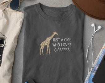 Może przedstawiać: Szary t-shirt z nadrukiem żyrafy i tekstem "Just a girl who loves giraffes".