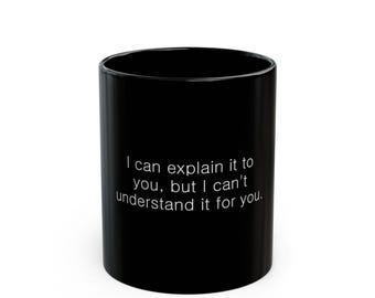 Può includere: Tazza da caffè nera con testo bianco che dice "Posso spiegartelo, ma non posso capirlo per te."