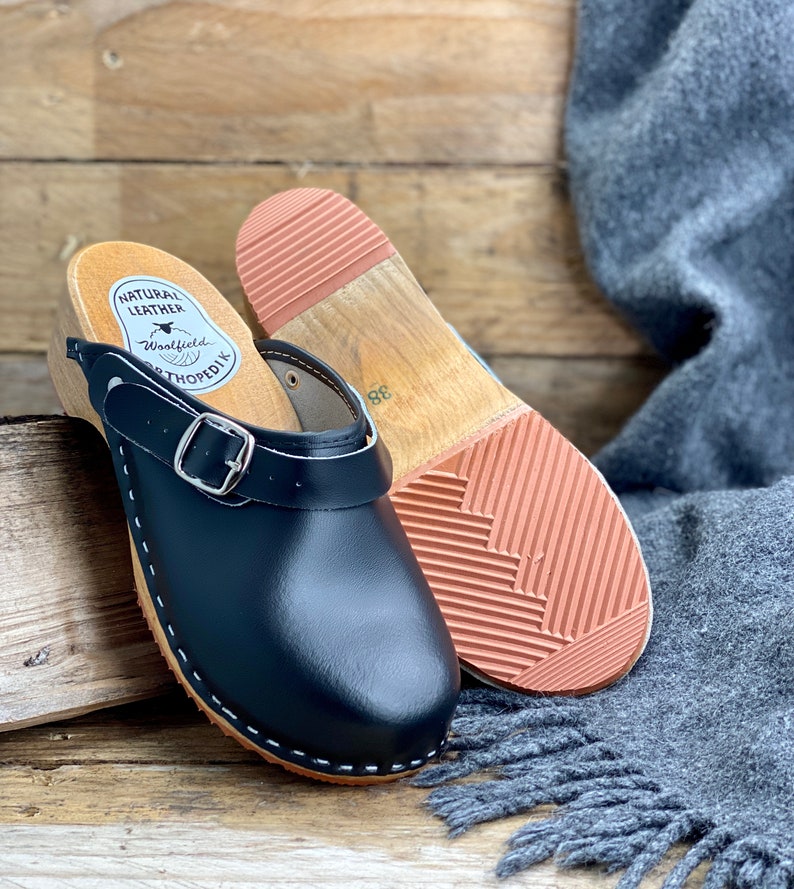 trendy clogs for women