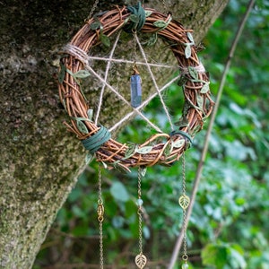 Ghirlanda di cristallo, decorazione da strega/Arazzo da parete Wiccan/Artigianato pagano della foresta/Pentagramma/Campanelle da strega/Ghirlanda naturale/Decorazione con foglie del bosco