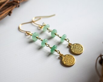 Boho örhängen/ Örhängen med hängande mässingshängen/ Örhängen med gröna aventurinpärlor/ Örhängen med mandalablomma/ Boho örhängen/