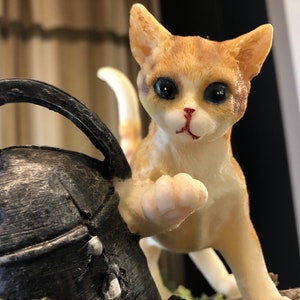 じょうろを持った猫の置物、米の子猫の小像