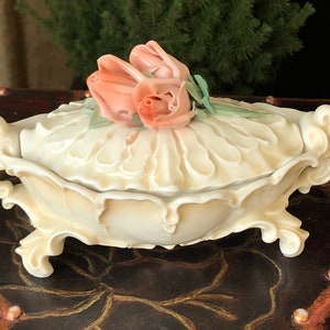 Trinket box with lid, Porcelain retro sugar bowl with flower decorations or jewellry box