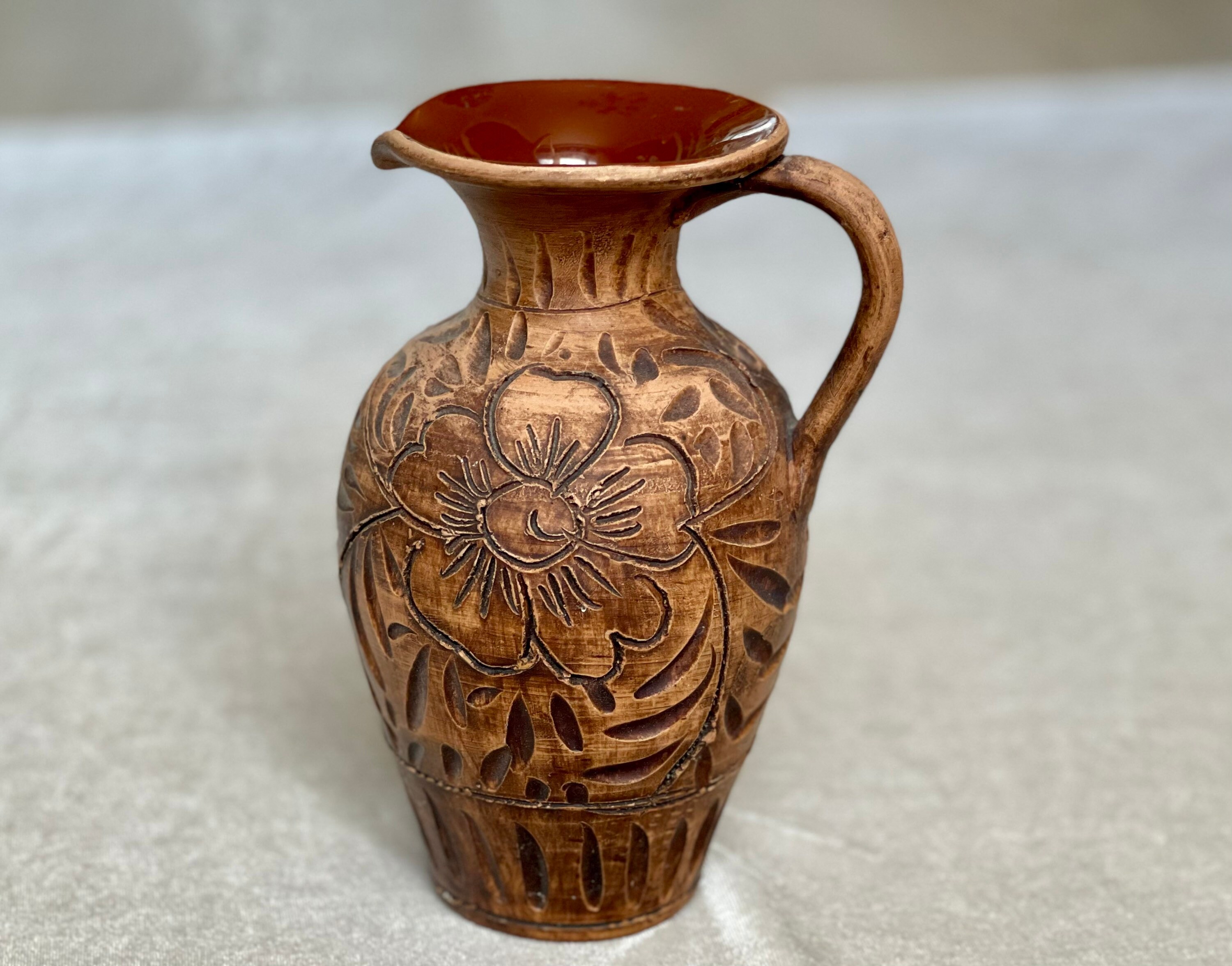 手作り陶器の花瓶：素朴な花の彫刻が施された陶器の水差し - Etsy 日本