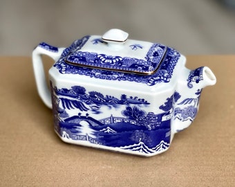 Unique Ringtons teapot made by Wade Ceramics in 20th century England, retro vintage for your home