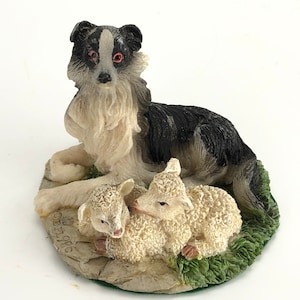 Estatueta de cão pastor, procurando duas ovelhas pequenas