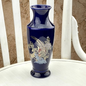 Jarrón vintage azul hecho en Inglaterra, decorado a mano en jarrón dorado para la decoración de flores o jarrones
