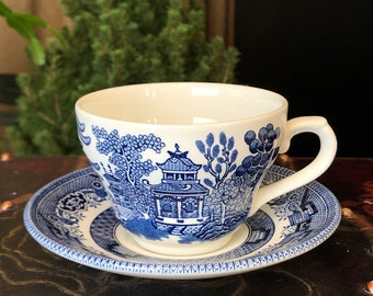 Xícara vintage de porcelana de Staffordshire feita por Churchill