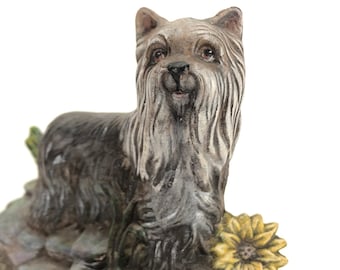 Figura vintage de Yorkshire Terrier: estatua europea del siglo XX