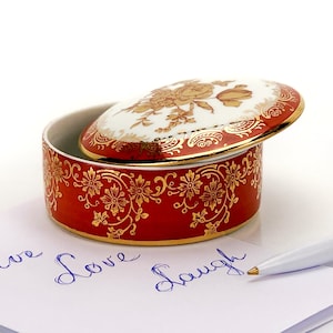 Small Trinket box, LIMOGES Porcelain Jewel box from France