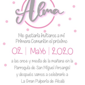 Puede incluir: Tarjeta de invitación rosa y gris con lunares blancos. La tarjeta anuncia la Primera Comunión de Alma Marti Clavere el 2 de mayo de 2020 a las 11:30 de la mañana en la Parroquia de San Miguel Arcangel, seguida de una celebración en La Gran Pulperia de Alcalá.