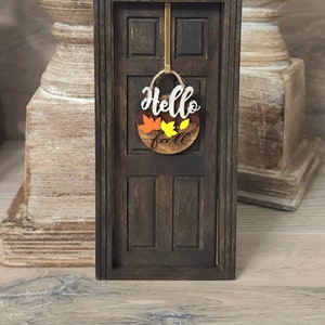 Enseigne miniature Hello Fall - Couronne, maison de poupée, jardin féerique, vacances, accessoires, vacances, décorations, citrouille, extérieur, mariage