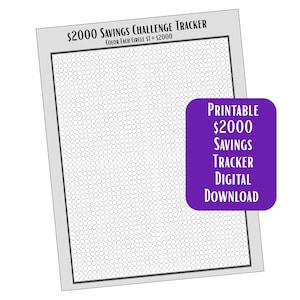 Op de afbeelding: Een wit vel papier met de titel $2000 Savings Challenge Tracker en de instructie Color Each Circle $1 = $2000, met een groot raster van kleine lege cirkels. Een paarse afgeronde rechthoek toont de tekst Printable $2000 Savings Tracker Digital Download.