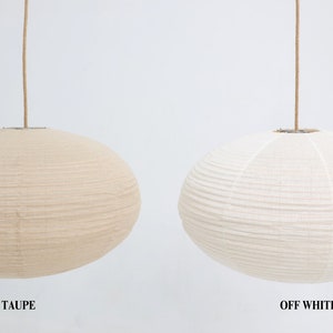 Puede incluir: Dos l&aacute;mparas colgantes de papel, una en color taupe y otra en blanco roto. Las l&aacute;mparas tienen forma ovalada con textura acanalada horizontal. Los textos "TAUPE" y "OFF WHITE" est&aacute;n debajo.