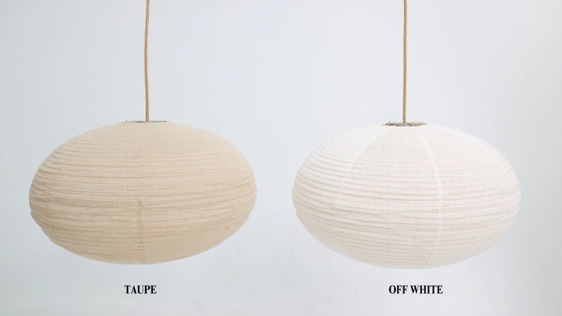 Puede incluir: Dos l&aacute;mparas colgantes de papel, una en color taupe y otra en blanco roto. Las l&aacute;mparas tienen forma ovalada con textura acanalada horizontal. Los textos "TAUPE" y "OFF WHITE" est&aacute;n debajo.