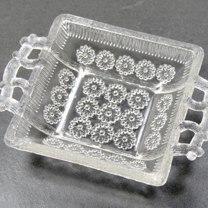 Eckige Schale, Schälchen mit Griffen, England ca. 1886, Davidson Glass, Gateshead, Design Daisy