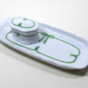 Könnte beinhalten: Ein weißes Porzellan-Tintenfass-Set mit einem grünen Seildesign. Das Tintenfass hat einen Deckel und steht auf einem rechteckigen Tablett.