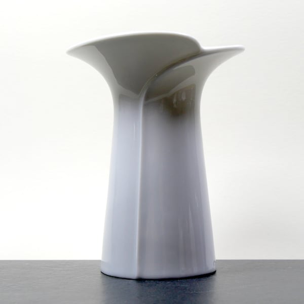 Kleine weiße Vase, Royal Porzellan Bavaria, KPM Germany, Handarbeit, Tulpenform