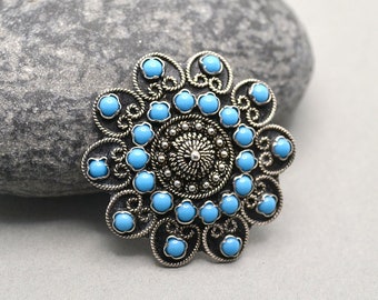 Vintage Tibet Silber Brosche Runde Form, filegrane Ornamente, blaue Steinchen