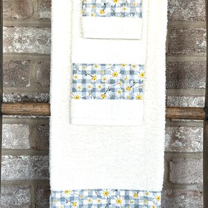 GREY SPRING DAISIES, Customized towel set