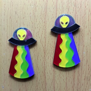 10 st färgglada akryl Alien UFO rymdskeppsformade berlocker för örhängen, halsband, nyckelring, hänge, gör-det-själv-berlocker
