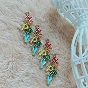 10 peças amuleto de letra feliz esmaltado, amuleto de palavra fofa, amuletos de tom dourado, materiais de artesanato 11*28 mm