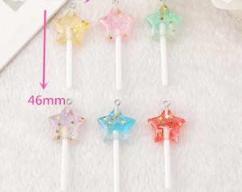 Può includere: Sei ciondoli a forma di stella in resina con glitter dorati e un bastoncino bianco. I ciondoli misurano circa 21 mm di larghezza e 46 mm di altezza.