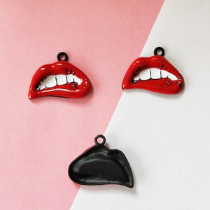 21*28MM Flaming Red lips Enamel Charms Spray paint Metal Charm for Bracelets & Pendants  Earrings Key Chain Accessory Jewelry DIY Findings