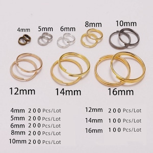 Op de afbeelding: Assortiment van gouden, zilveren en zwarte metalen sleutelringen in verschillende maten, variërend van 4 mm tot 16 mm. De sleutelringen zijn in rijen gerangschikt, met de maat van elke ring eronder aangegeven. De hoeveelheid van elke maat wordt onder de afbeelding vermeld.