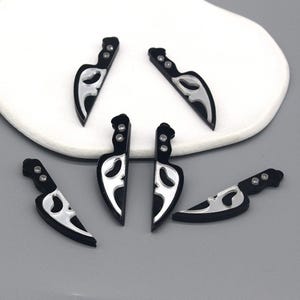 10 30 Cartoon Halloween Messer Charms, Acryl Charm Anhänger für DIY Ohrring Keychain Schmuck machen 10 * 49 mm