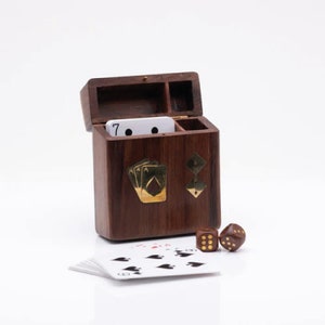 Personalisierte Luxusholzkiste mit Spielkarten und Würfeln