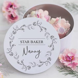 Lata de almacenamiento para tarta con nombre y corona floral redonda personalizada