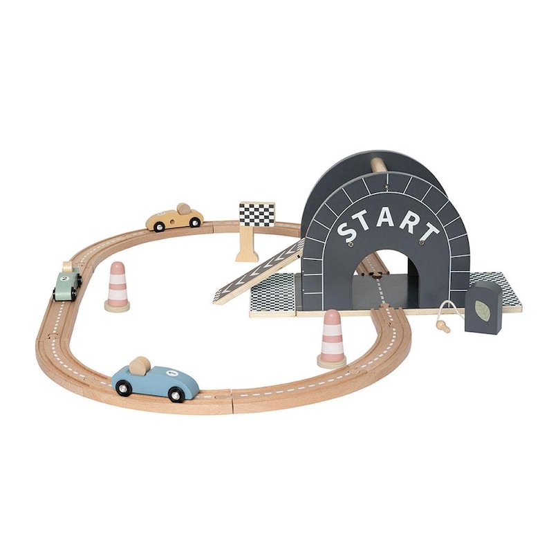 K&ouml;nnte beinhalten: Spielzeug-Rennstrecke aus Holz mit einem grauen Tunnel mit der Aufschrift "START", einer Zielflagge und drei Spielzeugautos in Blau, Gr&uuml;n und Beige. Die Strecke umfasst zwei rosa-wei&szlig; gestreifte Kegel. Ein Kinderspielzeug.