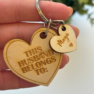Le mari/femme personnalisé appartient au porte-clés en bois | Saint Valentin | Cadeaux pour lui | Cadeaux pour elle | Mari | Épouse